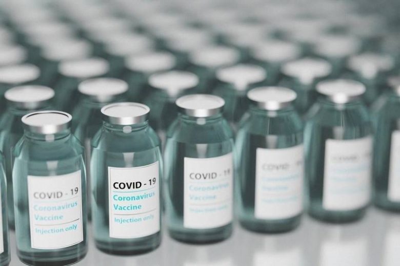 
Охота за пустыми ампулами от вакцин COVID-19, зачем их активно скупают                