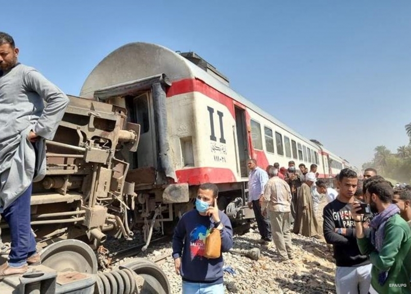 
В Египте столкнулись пассажирские поезда — более 30 погибших: фото и видео                