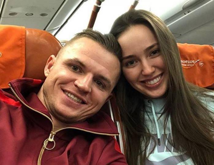 
Футболисту Дмитрию Тарасову нравится «сидеть на шее» у жены                