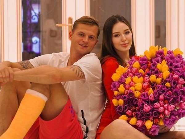
Футболисту Дмитрию Тарасову нравится «сидеть на шее» у жены                