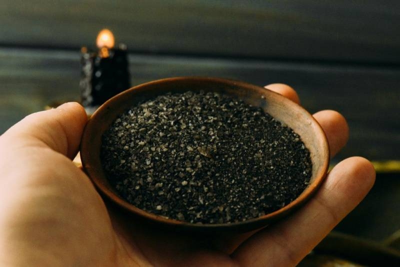 
Как готовили четверговую «чёрную» соль монахи святой горы Афон, и как на Руси привлекали богатство с помощью «чудодейственного» порошка                