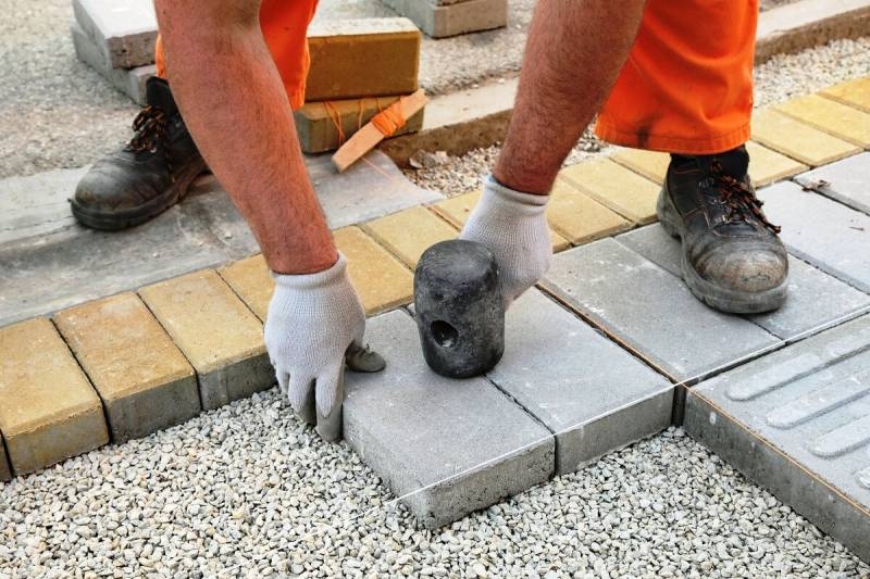 
Почему опытные строители не советуют укладывать тротуарную плитку на песок                