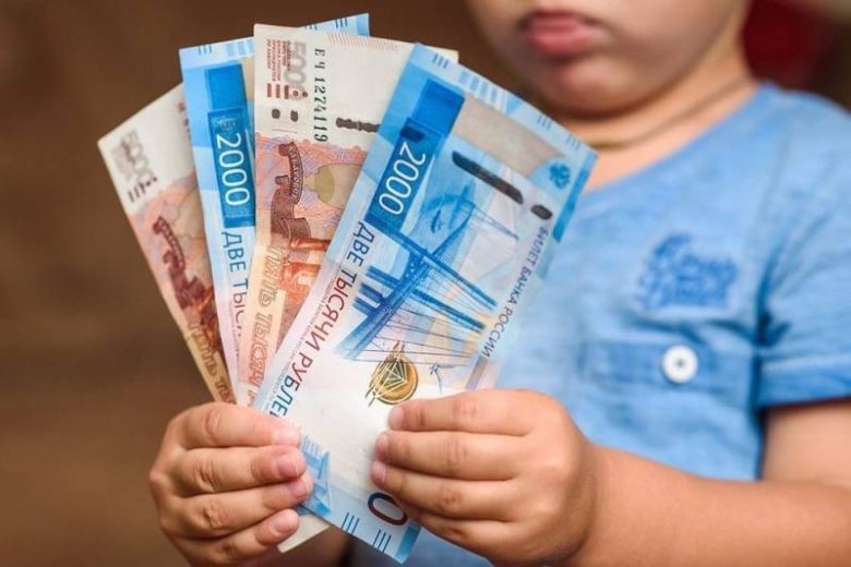 
Владимир Путин поручил назначить дополнительные выплаты одиноким родителям с 1 июля 2021 года                