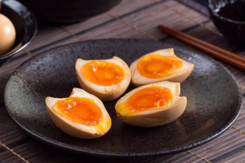 
Желток наружу, белок внутри: как приготовить отварное яйцо «по-японски»                