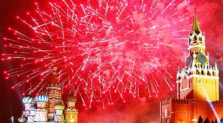 
День Победы в Москве завершится красочным фейерверком: прямая трансляция праздничного салюта 9 мая 2021 года                