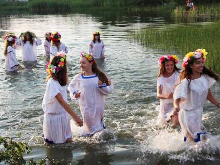 
Как на Руси на День Нила 20 мая загадывали желание на воду                