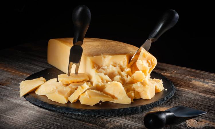 
Как нарезать разные виды сыров: оформляем сырную тарелку правильно                