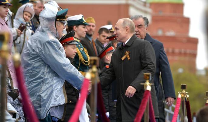 
Путин помог ветерану ВОВ надеть куртку во время парада, сделав его знаменитым на всю Россию                