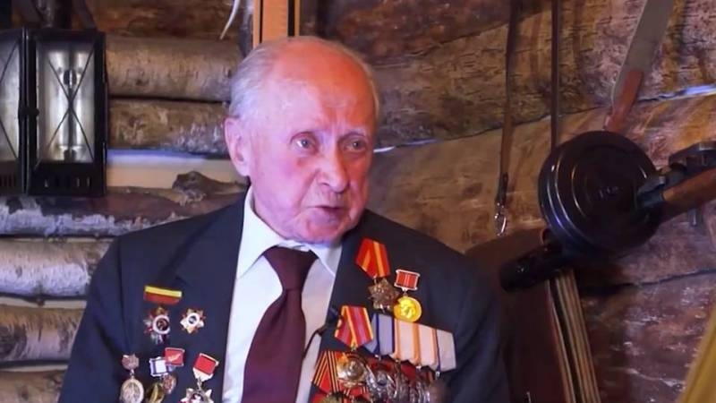 
Путин помог ветерану ВОВ надеть куртку во время парада, сделав его знаменитым на всю Россию                