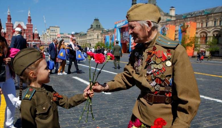 
Смотреть Парад Победы в Москве 9 мая можно не выходя из дома, онлайн трансляция грандиозного военного парада                