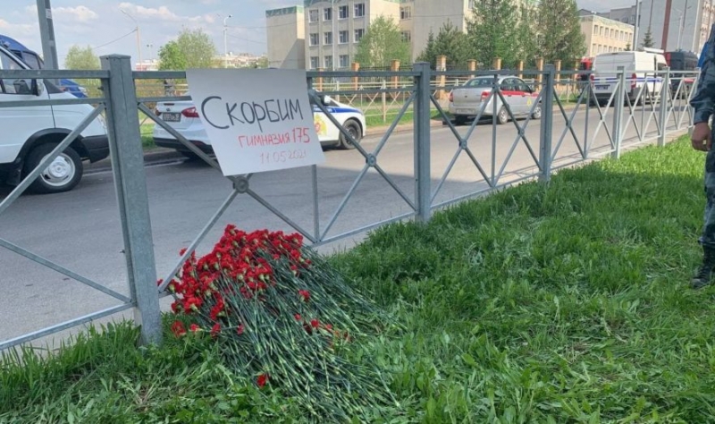 
Татарстан скорбит за рано ушедшими из-за массового расстрела в школе                