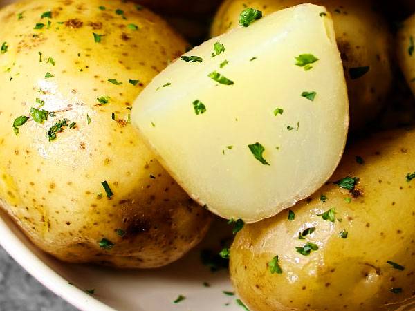 
Вкусно и полезно: как правильно варить картошку в мундире                