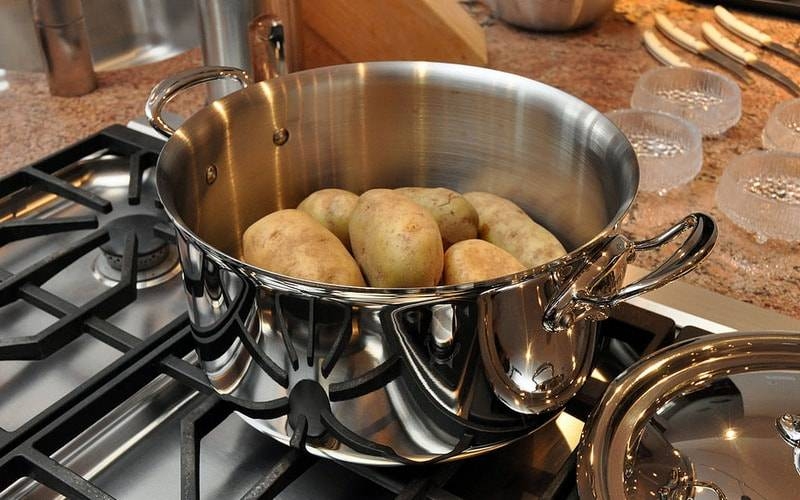 
Вкусно и полезно: как правильно варить картошку в мундире                