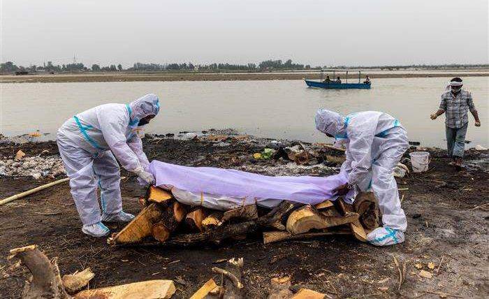 
Вспышка «черного грибка» в Индии обернулась появлением реки с человеческими телами                
