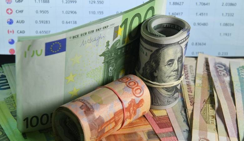 
Финансовая тройка: названы альтернативные доллару валюты для сохранения сбережений                