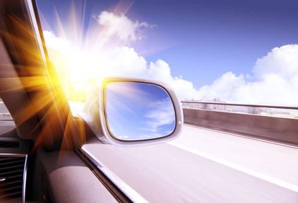 
Какую опасность может представлять солнцезащитный экран, и как правильно укрывать автомобиль от солнца                