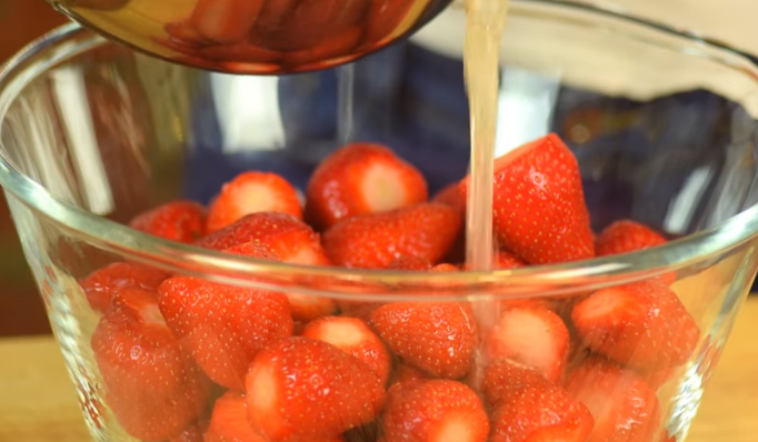 Пятиминутка, густое и без варки ягод: как приготовить вкусное клубничное варенье
