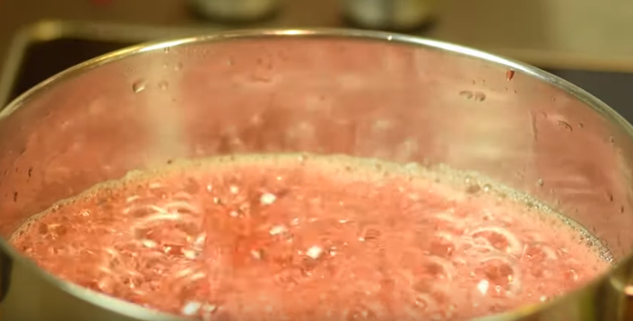 Пятиминутка, густое и без варки ягод: как приготовить вкусное клубничное варенье
