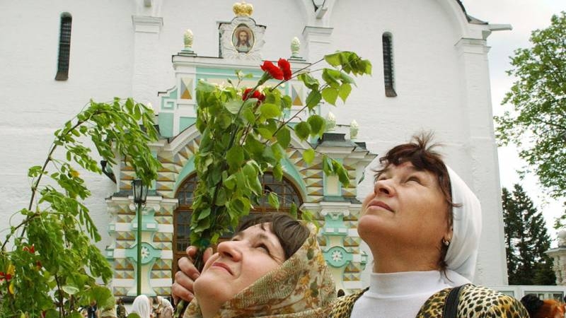 
Православная Троица, 19 июня 2021 года: нужно ли верующим красить яйца, и почему в зеленый цвет                