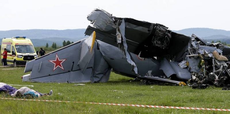
Самолет с парашютистами на борту рухнул после взлета в Кемеровской области                