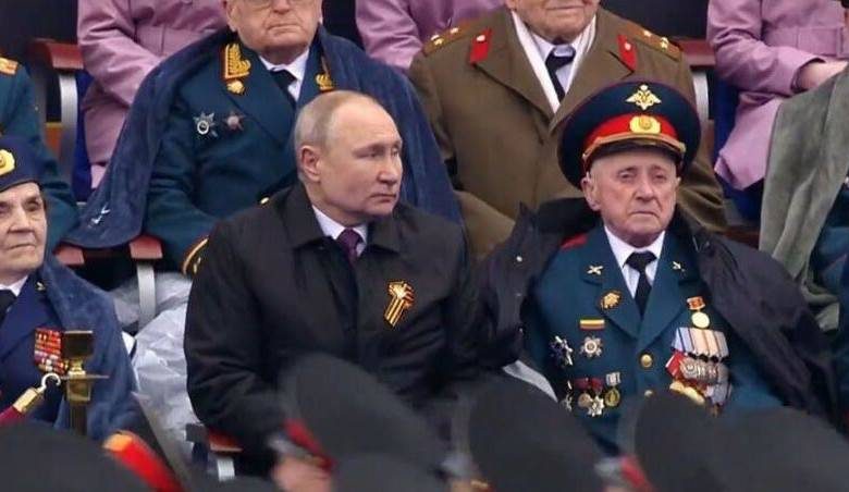 
Совести никакой: ветерана, сидевшего на параде Победы рядом с Путиным, обокрали мошенники                