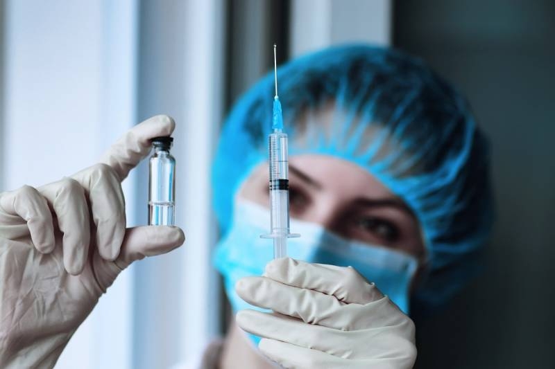 
В Москве, Подмосковье и Ленобласти обяжут вакцинироваться Госслужащих и работников сферы услуг                
