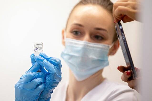 
В Москве, Подмосковье и Ленобласти обяжут вакцинироваться Госслужащих и работников сферы услуг                