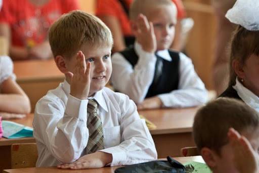 
В России предлагают начать обучение в школах с 1 августа                