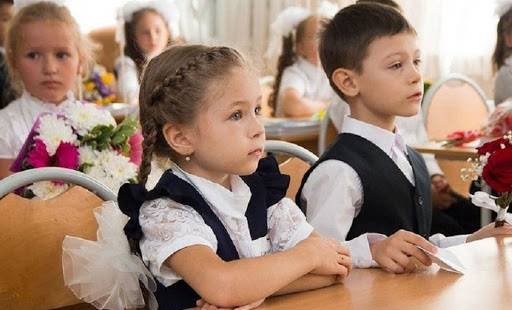 
В России предлагают начать обучение в школах с 1 августа                