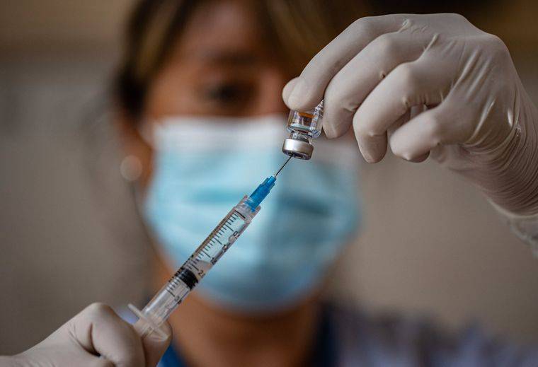 
Вакцинация от COVID-19: каковы последствия, можно ли заболеть и заразить других                