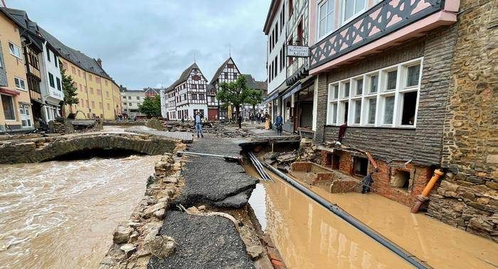 
Более 100 погибших и сотни пропавших без вести: число жертв от наводнения в Германии растет                