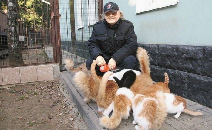 
Кумир миллионов Юрий Антонов живет отшельником в красивом особняке, без жены, но в окружении кошек и собак                