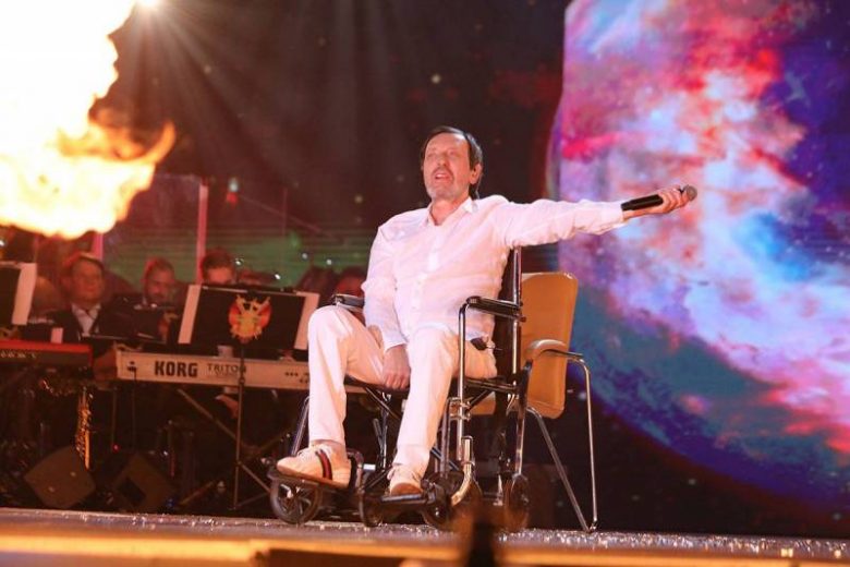 
Николай Носков в инвалидной коляске выступил перед шеститысячной аудиторией Витебска                