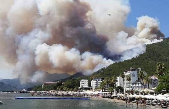 
Российские туристы из-за пожаров в Турции провели ночь на пляже                