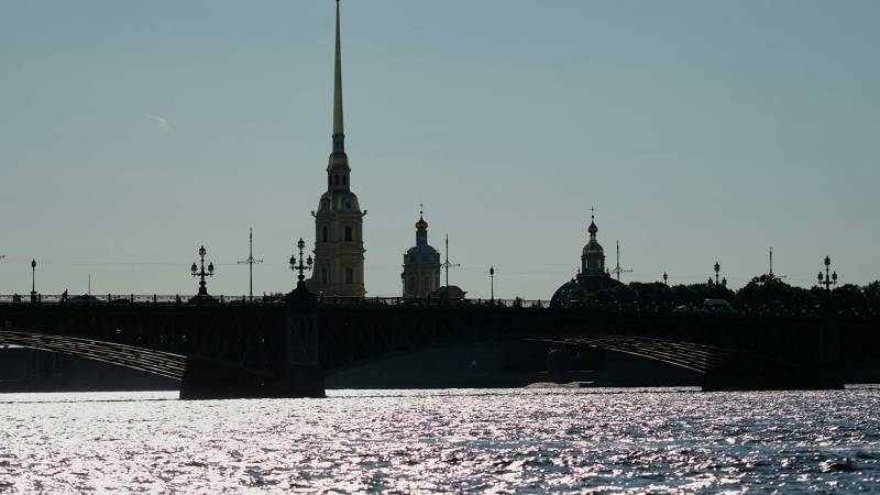 
С 13 июля в Санкт-Петербурге вводят новые ограничения из-за коронавируса                