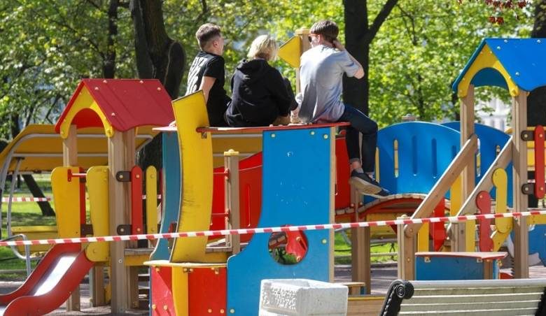 
Устроившая на детской площадке в Питере скандал скрывается от СМИ и не выходит на связь                