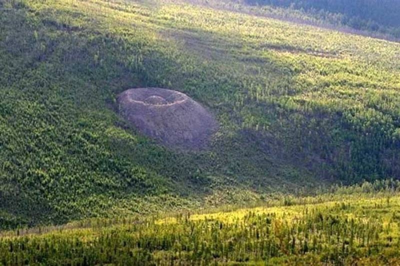 
Вулкан или пришельцы: нераскрытая тайна происхождения кратера «Гнезда огненного орла»                