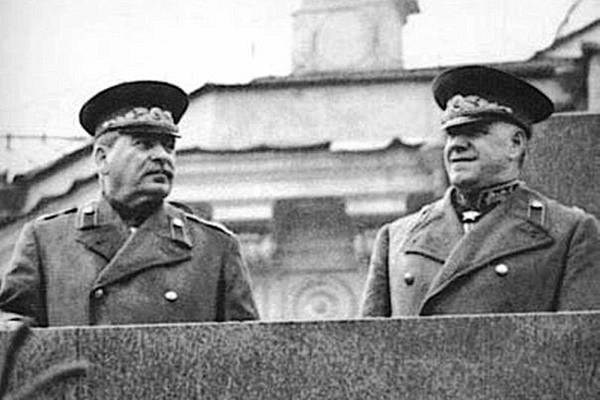 
Зачем Сталин Жукова в бурятский костюм наряжал: история подвига маленького народа                