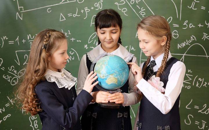
Школьники России могут выйти на учебу с 1 октября 2021 года                