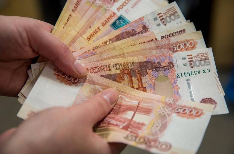 
В России стартуют выплаты на школьников в размере 10 тысяч рублей                