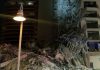 В Майами около 100 человек могут оставаться под обломками рухнувшего здания