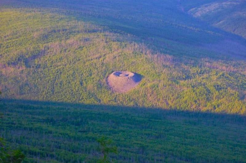 
Вулкан или пришельцы: нераскрытая тайна происхождения кратера «Гнезда огненного орла»                