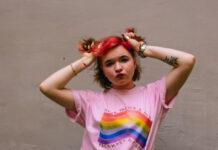 Алёна Швец: песни под гитару о жизни тинейджеров